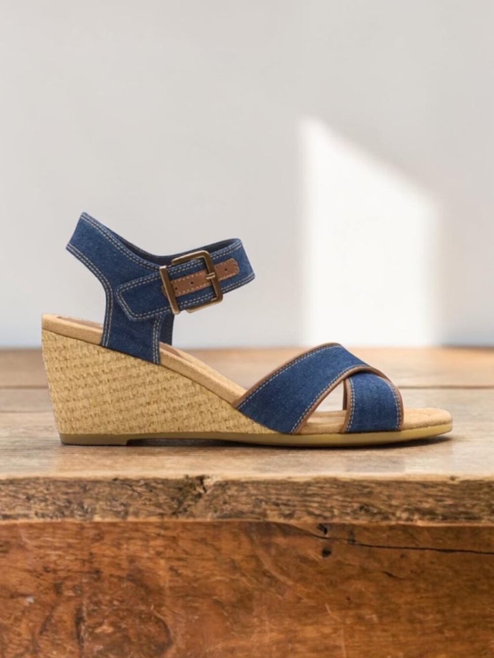 Clarks – Emmalae Iris Wedge Sandals (Dark Denim) – Women's 9.5